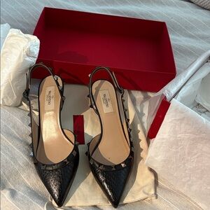 Valentino rockstuds  Black Textured grainy  slingback Pumps
